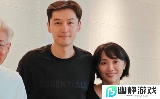 42岁胡歌罕见秀恩爱，晒与妻子合照，互动亲密太幸福，好有夫妻相