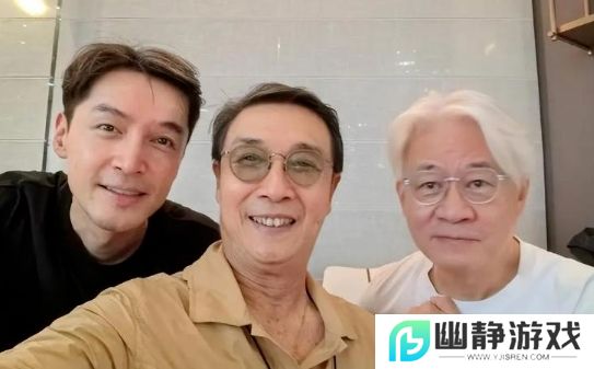42岁胡歌罕见秀恩爱，晒与妻子合照，互动亲密太幸福，好有夫妻相