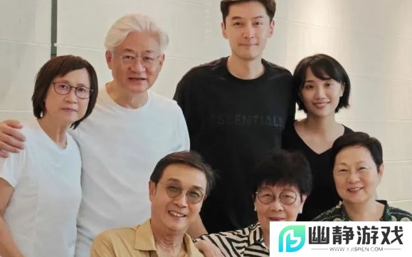 42岁胡歌罕见秀恩爱，晒与妻子合照，互动亲密太幸福，好有夫妻相