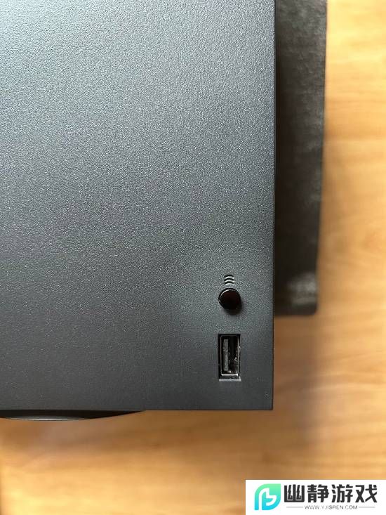 全新纯黑XSX主机褪色引争议：手油侵蚀还是品控瑕疵？