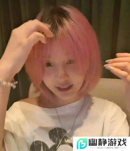 失踪五年突然开播，前“LOL一姐”小米粥闪现某博
