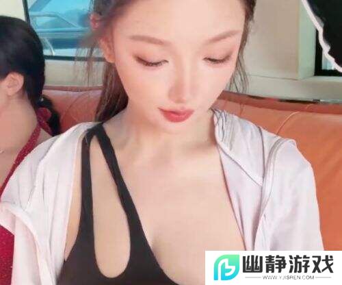 米娜三亚泳装直播引热议：身材太火辣，水上项目陷