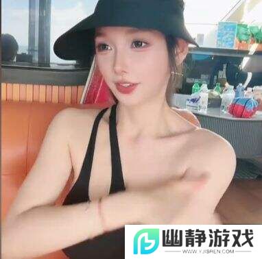 米娜三亚泳装直播引热议：身材太火辣，水上项目陷